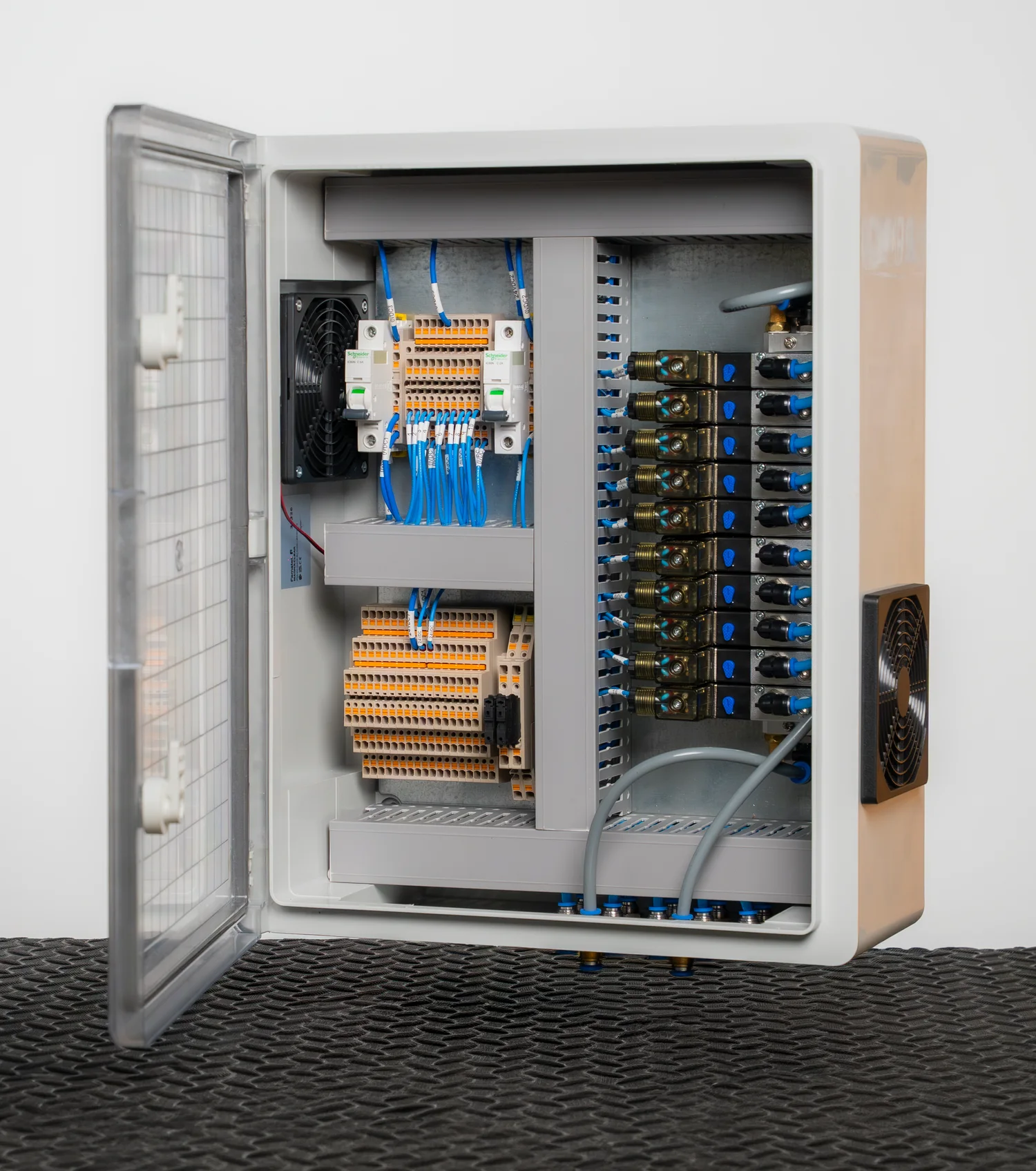 Panel de control para electroválvulas con borneras organizadas y protección eléctrica